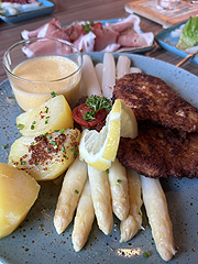 Spargel mit paniertem Schnitzel (©Foto: Martin Schmitz)